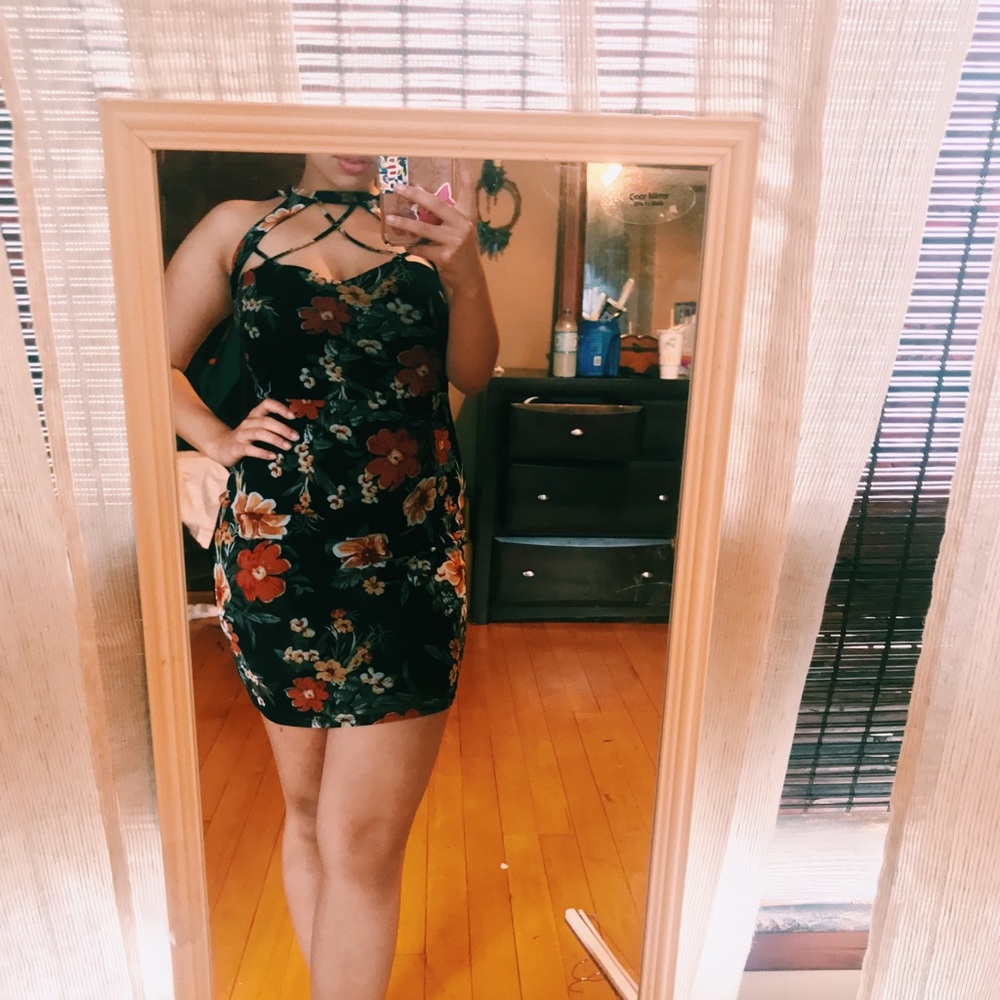 ✨✨ Elegant Form Fitting Little Black Dress✨✨